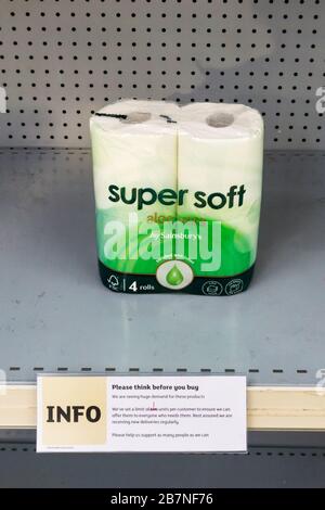 17 mars 2020. Bromley, Londres du Sud, Royaume-Uni. Les supermarchés connaissent encore des pénuries de rouleaux de toilettes en raison des achats de panique des gens face à la pandémie de Coronavirus de Covid 19. Sainsbury's rationne les clients à un paquet chacun. Crédit UrbanImages-news/Alay Banque D'Images