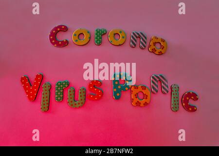 Corona virus paniquer écrit des lettres de couleur BEI comme symbole de la peur mondiale covid-19 dans la couleur de fond de Pantone. Banque D'Images