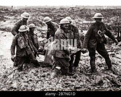 Barbes de civières transportant un soldat blessé dans la boue pendant la bataille de Pilckem Ridge, l'attaque d'ouverture de la troisième bataille d'Ypres alias la bataille de Passchendaele, une campagne de la première Guerre mondiale, Cela a eu lieu sur le front occidental, de juillet à novembre 1917, pour le contrôle des crêtes au sud et à l'est de la ville belge d'Ypres en Flandre Occidentale. Banque D'Images