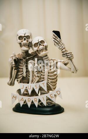 Squelettes dans la robe de mariage de mariée juste marié, concept fête d'Halloween. Banque D'Images