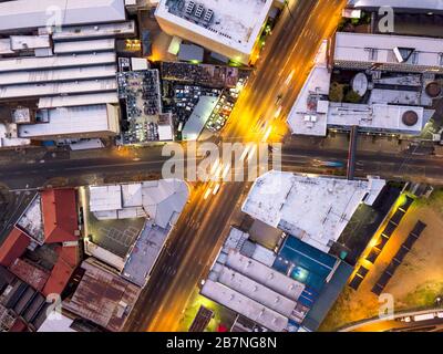 Vue aérienne du franchissement routier de Johannesburg illuminée par la circulation automobile, Afrique du Sud Banque D'Images