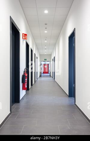 Vue verticale intérieure d'un couloir dans un immeuble de bureaux Banque D'Images