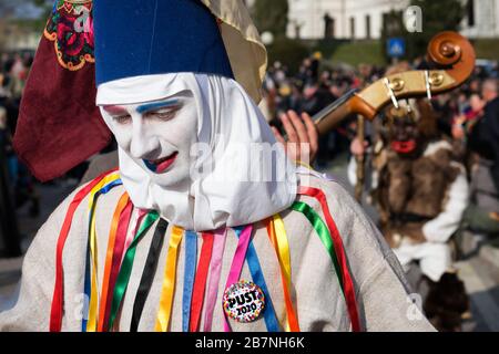 Homme en costume de carnaval pendant le défilé de carnaval de Pust. Costume typique de Canale d'Agordo, Belluno. San Pietro al Natisone, Udine, Italie. Banque D'Images