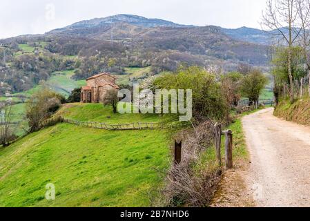 Belle photo de l'église romane Santa Cristina de Lena dans les Asturies, Espagne Banque D'Images