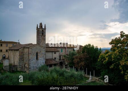 Monteriggioni est une ville médiévale fortifiée, située sur un hilalock naturel, construite par les Sienois en 1214–19 comme une ligne de front dans leurs guerres contre Florence. Banque D'Images