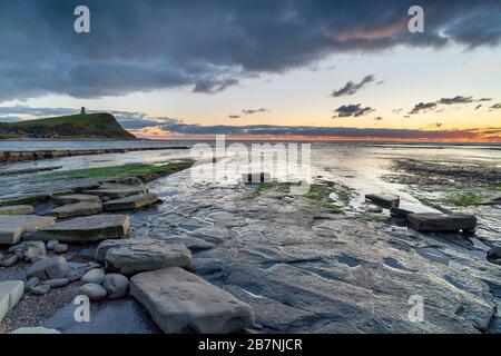 Crépuscule sur la rive rocheuse de la baie de Kimmeridge sur la côte de Dorset Banque D'Images