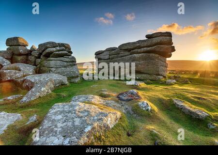 Magnifique coucher de soleil sur les formations rocheuses de granit à Combestone Tor près de Hexworthy sur le parc national de Dartmoor à Devon Banque D'Images