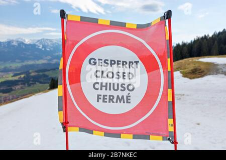 Signe fermé dans le domaine skiable abandonné de Bolsterlang près d'Oberstdorf en raison de l'épidémie du virus Corona. Alpes d'Allgäu, Bavière, Allemagne. Mise au point sélective Banque D'Images