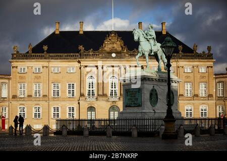 Copenhague, capitale du Danemark, Amalienborg, statue équestre en bronze du roi Frederik V et du palais Frederik VIII Banque D'Images