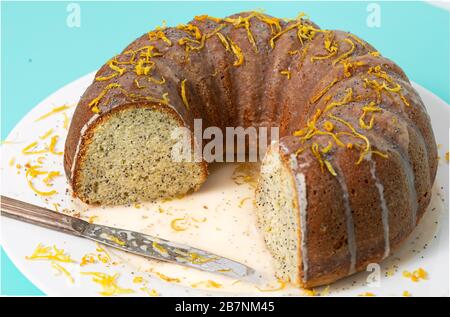 Gâteau de groupe de graines de pavot au citron sur une plaque blanche Banque D'Images