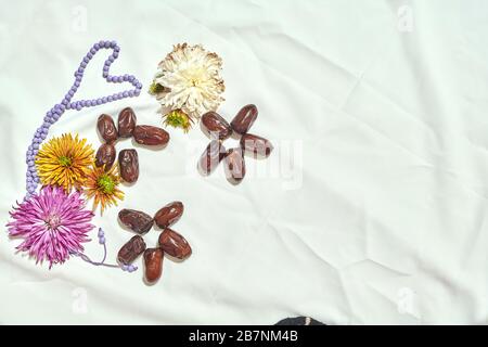 Ramadan Kareem. Contexte islamique avec lanterne traditionnelle du Moyen-Orient. Le mois Saint du Ramadan Kareem. Vue de dessus Banque D'Images