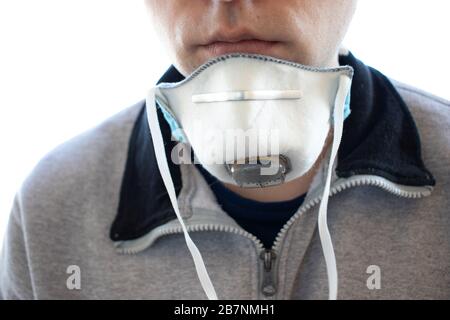 Un homme dans un respirateur sur son cou. L'homme a enlevé un masque médical. Gros plan. Concept de protection de la santé Banque D'Images