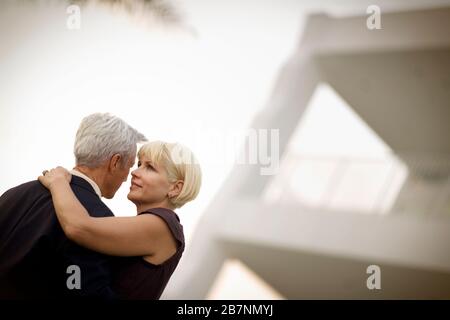 Mari et femme dansant ensemble dans leur cour avant. Banque D'Images