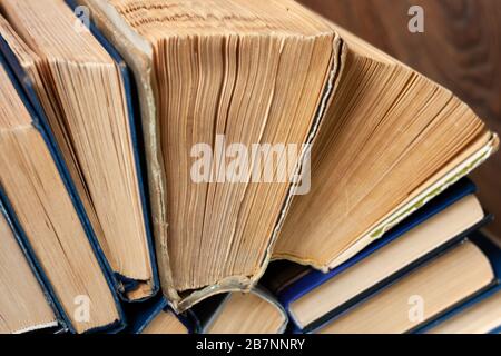 Vieux et bien utilisés livres de hardback ou livres de texte dans une librairie ou boutique de livres. Beaucoup De Livres Piles. Livres à dos rigide sur table en bois vue sur le dessus. Retour à l'école ba Banque D'Images
