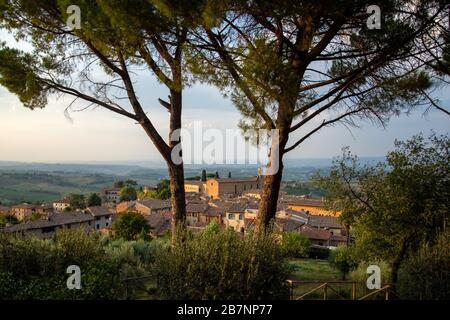 La Chiesa di Sant Agostino, église de Saint Augustine, est la deuxième plus grande église de San Gimignano, Toscane, Italie, et appartient à l'ordre de S Banque D'Images