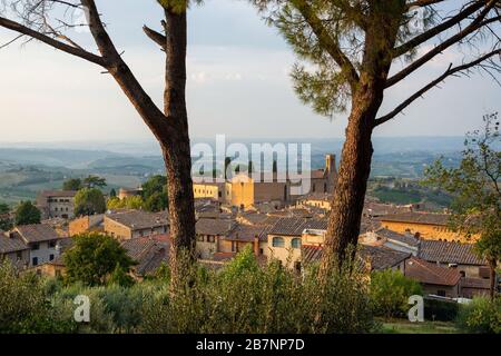 La Chiesa di Sant Agostino, église de Saint Augustine, est la deuxième plus grande église de San Gimignano, Toscane, Italie, et appartient à l'ordre de S Banque D'Images