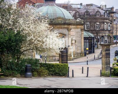 Le Royal Pump Room Museum au printemps de Valley Gardens Harrogate North Yorkshire England Banque D'Images