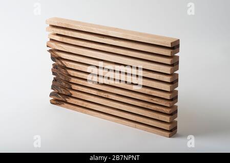 Un trivet en bois fait à la main en érable et en noyer à utiliser sur une table à manger sous des plats chauds. Banque D'Images