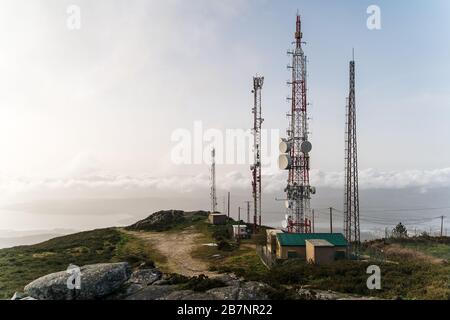 Antennes de communication en haut de la montagne avec vue sur la ville dans le nord de l'espagne au coucher du soleil Banque D'Images