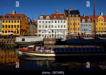 Copenhague, la capitale danoise, le front de mer historique de Nyhavn, le canal et le quartier des divertissements bordés de maisons de ville aux couleurs vives du XVIIe et du XVIIIe siècle Banque D'Images