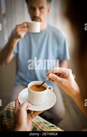 Le café est remué pendant qu'il est tenu. Banque D'Images