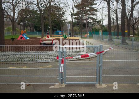 Les terrains de jeux et les terrains de sport pour enfants ont été courus de ruban rouge et blanc dans un parc de Vienne, en Autriche, en raison de Coronavirus (COVID-19). Les pénalités d'utilisation peuvent entraîner des frais allant jusqu'à 3 600 € Banque D'Images