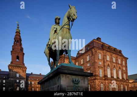 Copenhague, capitale du Danemark, Palais Christiansborg et statue équestre de Christian IX par l'artiste Anne Marie Carl-Nielsen et les gouvernmen de Folketinget Banque D'Images