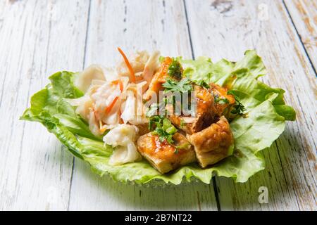 Le tofu stinky est une forme chinoise de tofu fermenté qui a une forte odeur. Il est habituellement vendu sur les marchés de nuit ou sur les stands de bord de route comme un snack Banque D'Images