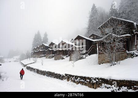 Hôtels et vues sur la neige dans les hautes terres de la mer Noire en mars Banque D'Images