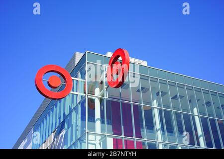 FAIRFAX, va -23 FÉVRIER 2020 - vue du logo rouge du géant de la vente au détail Target à l'extérieur d'un magasin cible dans le quartier Mosaïque de Fairfax, Virginie. Banque D'Images