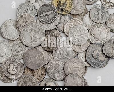 Pièces anciennes romaines, petite pile d'argent sur fond blanc Banque D'Images