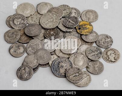 Pièces anciennes romaines, petite pile d'argent sur fond blanc Banque D'Images