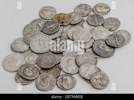 Pièces anciennes romaines, petite pile d'argent sur fond blanc Banque D'Images