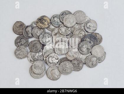 Pièces anciennes romaines, petite pile d'argent sur fond blanc Banque D'Images