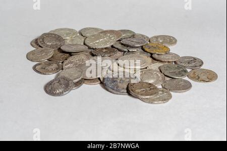 Pièces anciennes romaines, petite pile d'argent sur fond blanc Banque D'Images