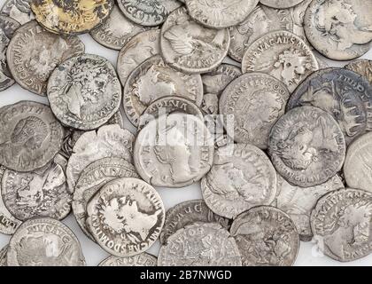 Pièces anciennes romaines, petite pile d'argent sur fond blanc Banque D'Images