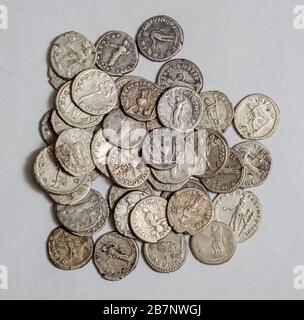 Pièces anciennes romaines, petite pile d'argent sur fond blanc Banque D'Images