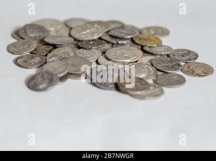 Pièces anciennes romaines, petite pile d'argent sur fond blanc Banque D'Images