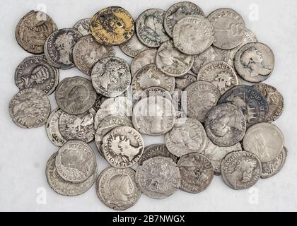 Pièces anciennes romaines, petite pile d'argent sur fond blanc Banque D'Images