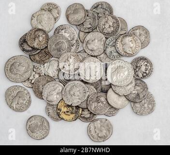 Pièces anciennes romaines, petite pile d'argent sur fond blanc Banque D'Images