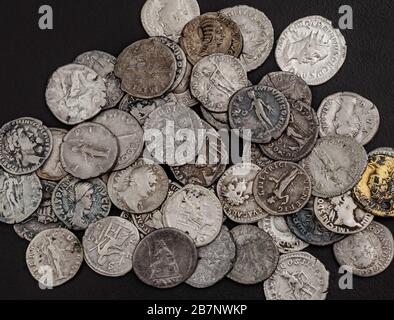 Pièces anciennes romaines, petite pile d'argent sur fond noir Banque D'Images