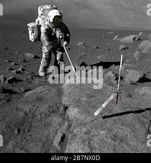 Apollo 17 - NASA, 1972. Géologue et astronaute Harrison Schmitt, pilote du module lunaire Apollo 17, photographié à l'aide d'une pelle d'échantillonnage réglable pour récupérer des échantillons lunaires pendant la mission Apollo 17, décembre 1972. Banque D'Images