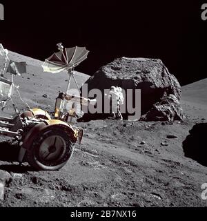 Apollo 17 - NASA, 1972. Le géologue-astronaute Harrison Schmitt a travaillé à côté d'un énorme bloc divisé à la station de géologie 6 sur la base en pente du Massif du Nord pendant la troisième activité extravéhiculaire Apollo 17. Banque D'Images