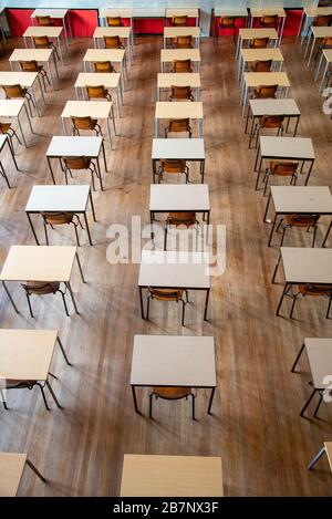 rangées de chaises et de tables vides dans la salle d'examens du lycée Banque D'Images