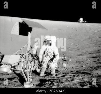 Apollo 12 - NASA, 1969. Charles Conrad Jr., commandant de l'Apollo 12, examine l'engin spatial Surveyor III sans pilote pendant la seconde activité extravéhiculaire (EVA-2). Le module lunaire (LM) "Intrepid" est dans le bon arrière-plan. Cette photo a été prise par l'astronaute Alan L. Bean, pilote du module lunaire. L'Intrepid atterrit sur l'océan des tempêtes de la Lune à seulement 600 pieds de Surveyor III Banque D'Images