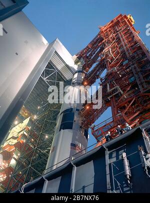 Apollo 12 - NASA, 1969. Le 8 septembre 1969, un transporteur transporte le véhicule spatial Apollo 12 Saturn V d'une hauteur de 363 pieds depuis le bâtiment de l'Assemblée du véhicule de High Bay 3 au début du déploiement de 6 km pour lancer le complexe de 39 A. Le transporteur a transporté la charge de 12,8 millions de livres le long de la voie à chenilles à des vitesses inférieures à un mile par heure. Banque D'Images