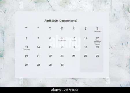 Monatskalender avril 2020. Traduction: Calendrier mensuel d'avril 2020. Calendrier du mois d'avril en néerlandais. Vue de dessus Banque D'Images