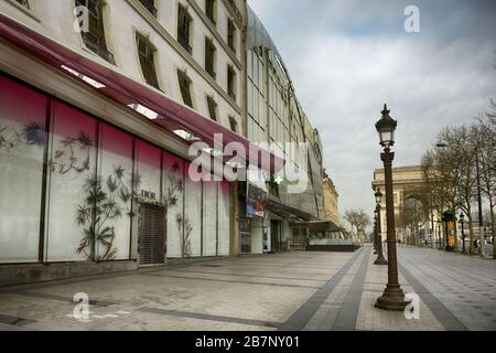 PARIS, FRANCE - 17 MARS 2020: La France a ordonné le verrouillage dans la bataille de Covid-19, des lieux touristiques célèbres comme l'avenue commerçante champs Elysées, près de l'Arc de Banque D'Images