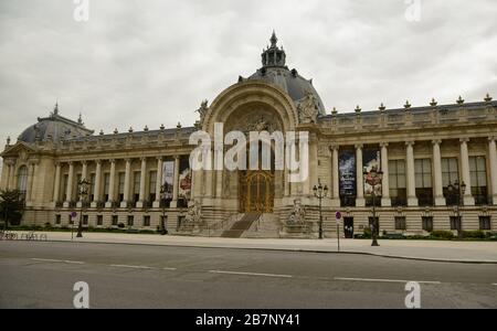 PARIS, FRANCE - 17 MARS 2020: La France a ordonné le verrouillage dans la bataille de Covid-19, centre d'exposition et galerie, comme petit Palais, généralement bondés sont fermés. Banque D'Images