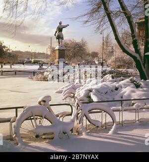 Kungstradgarden (le jardin royal) Stockholm en hiver 1968. La statue du roi Karl XII (1682-1718) a été sculptée par Johan Peter Molin (1814-73) et découverte en 1868. Banque D'Images